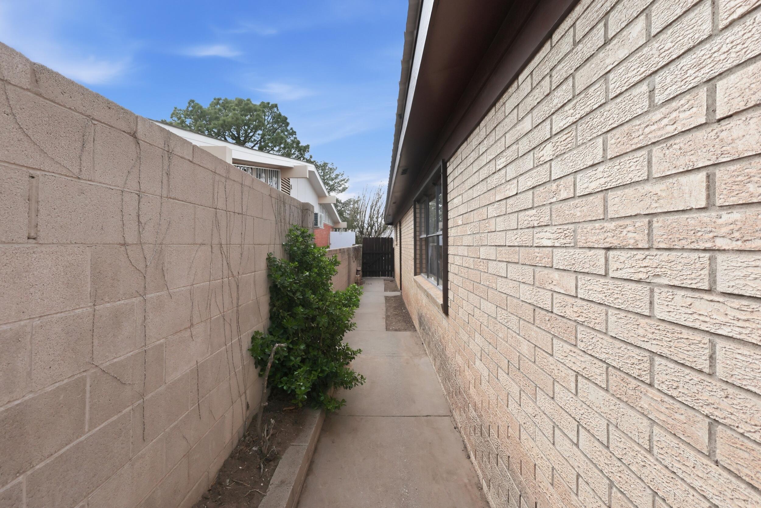 408 La Veta Drive NE