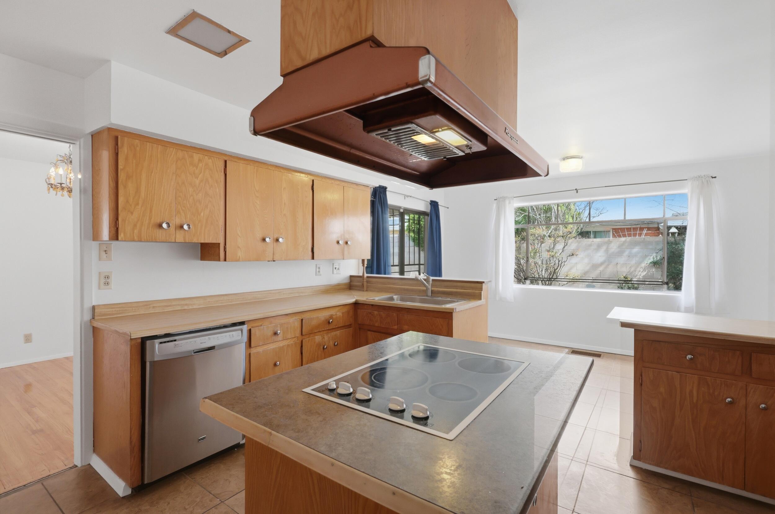 408 La Veta Drive NE