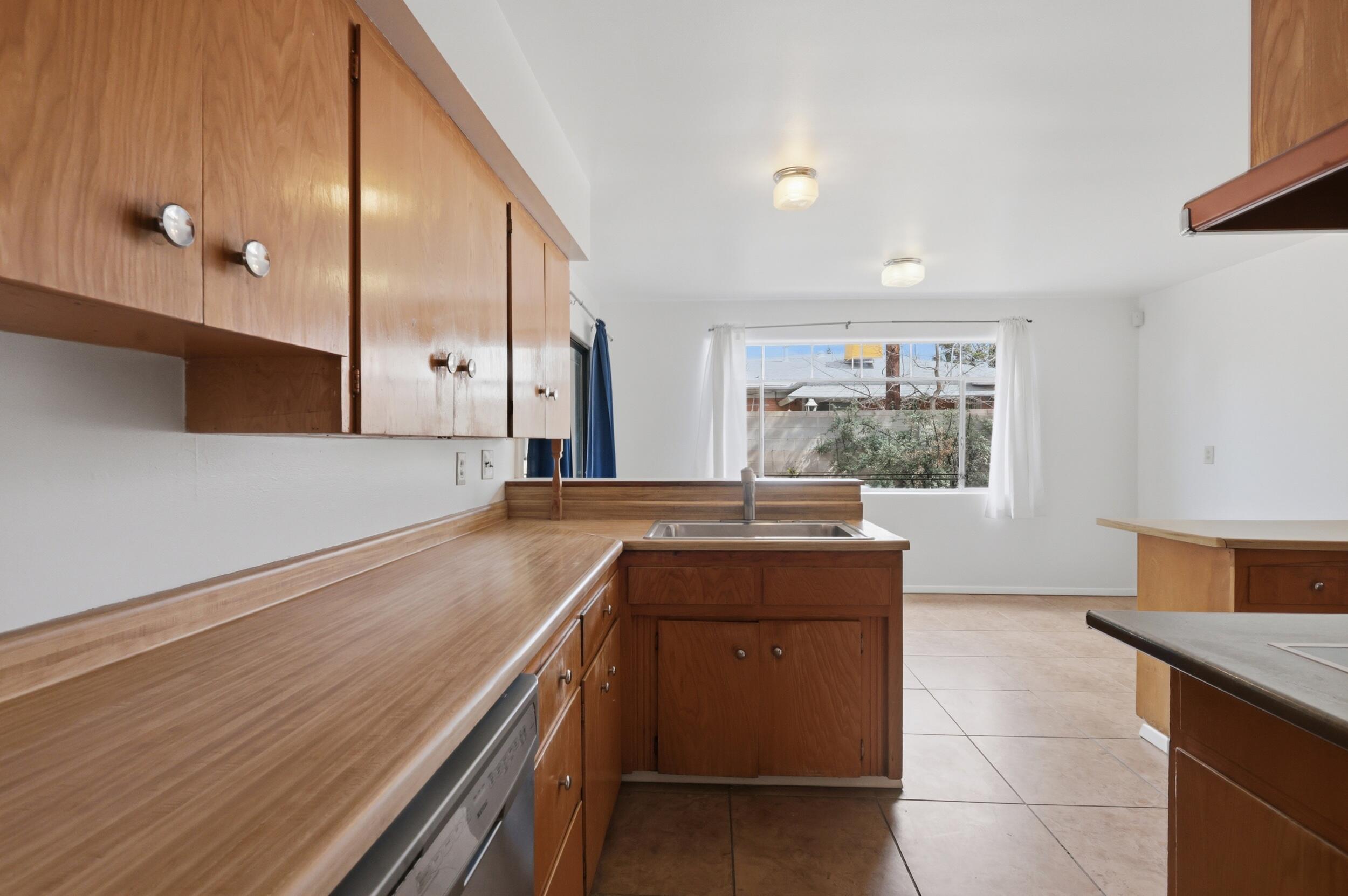 408 La Veta Drive NE