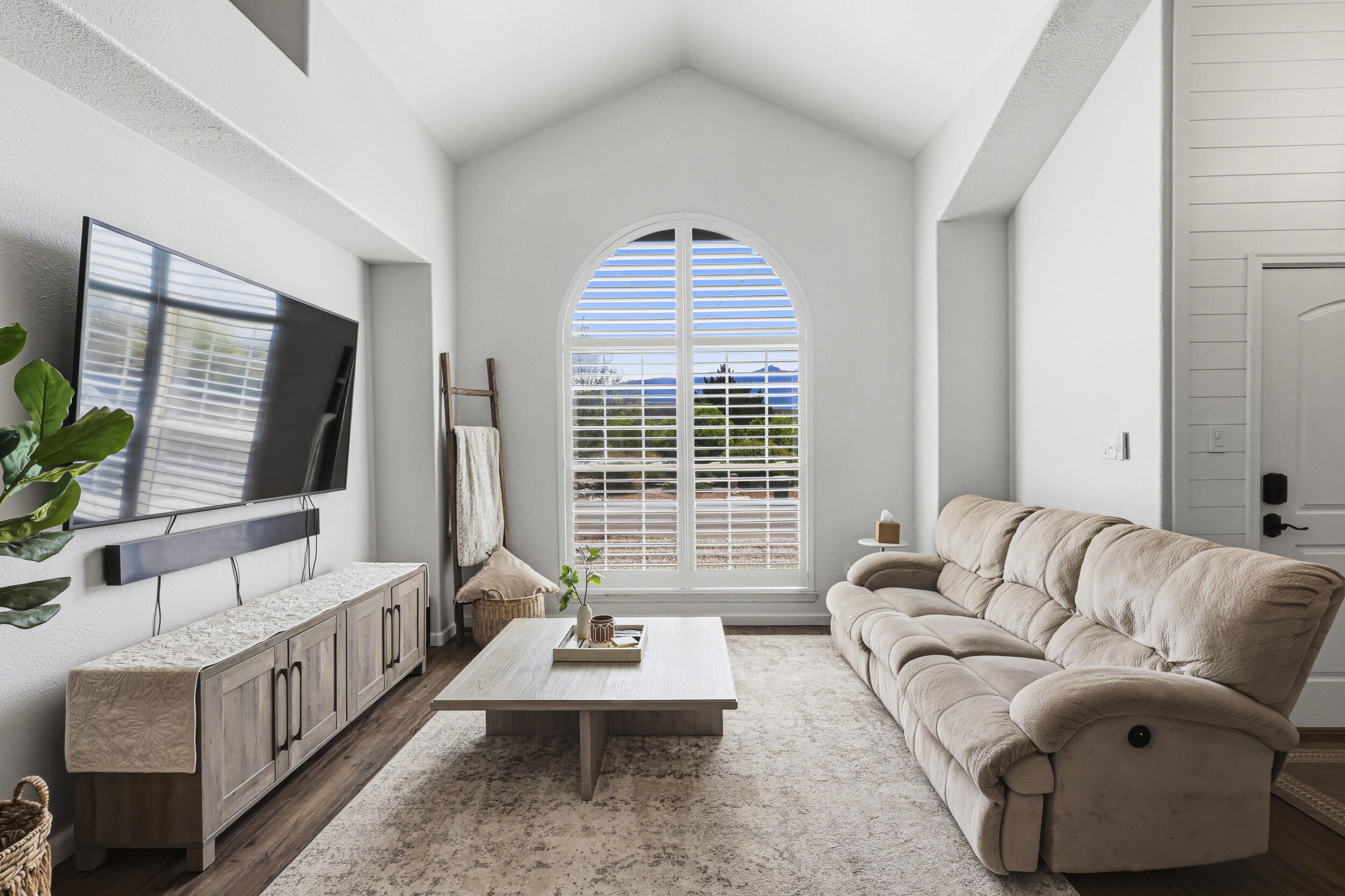 2557 Sandia Loop NE