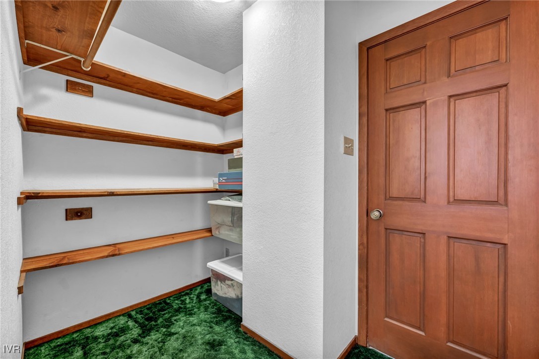 621 Woodridge Cir