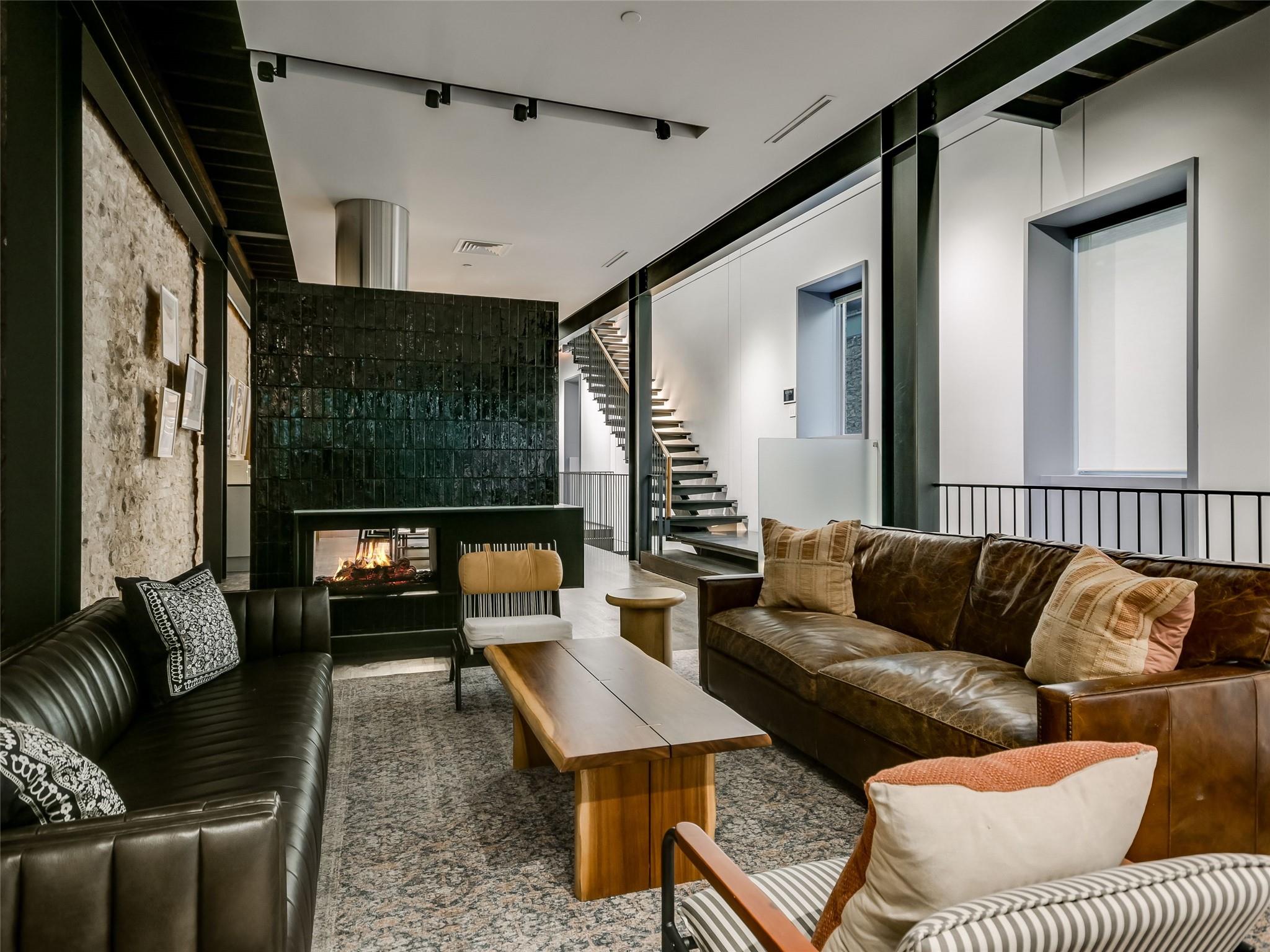 811 Congress Ave