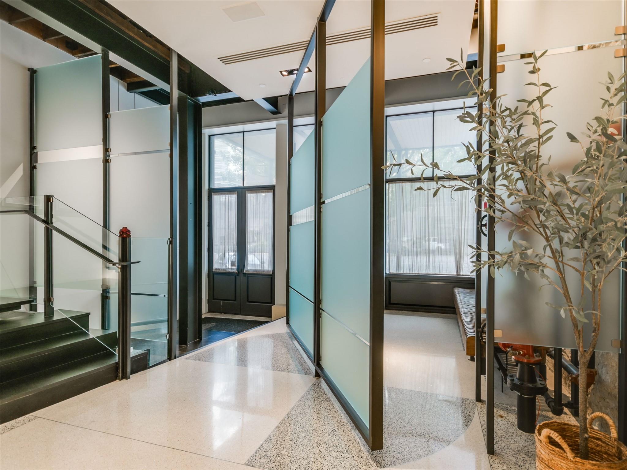 811 Congress Ave