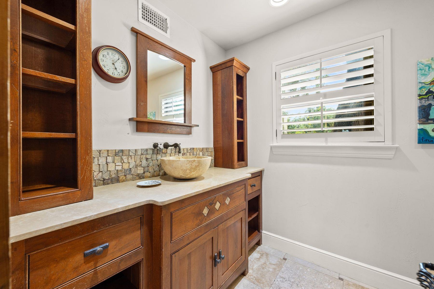 3911 Lago Vista DR