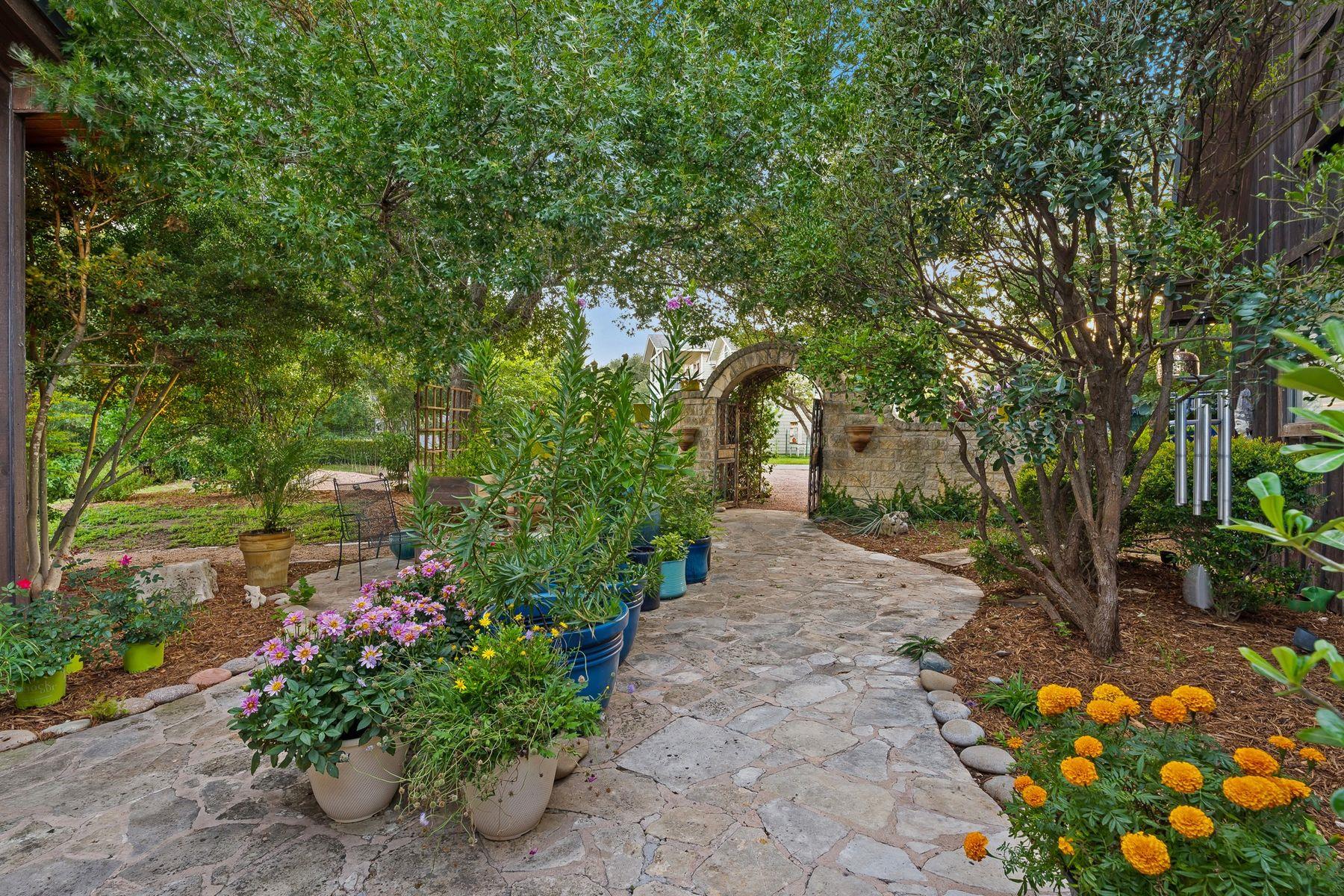 3911 Lago Vista DR