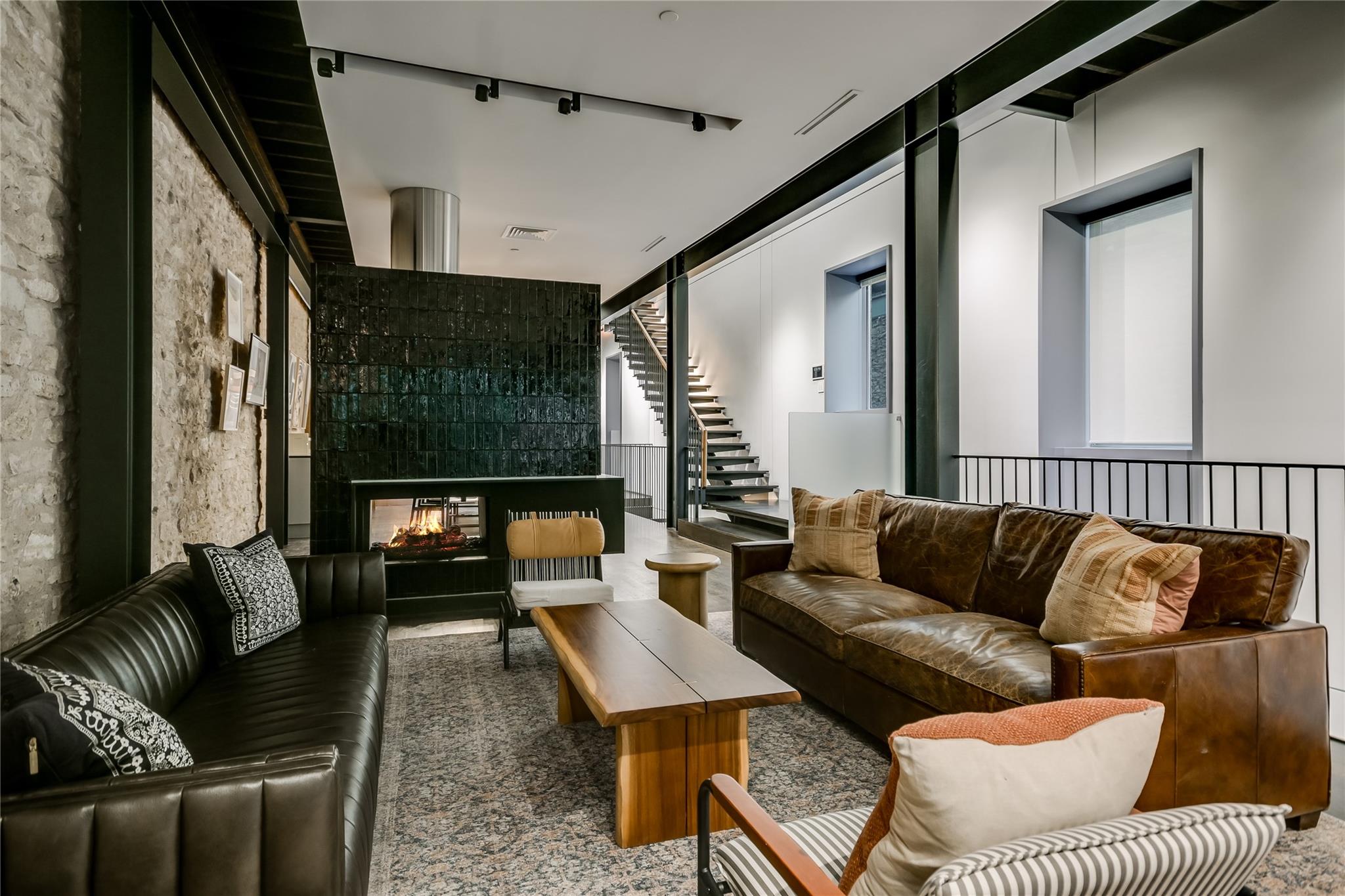 811 Congress Ave