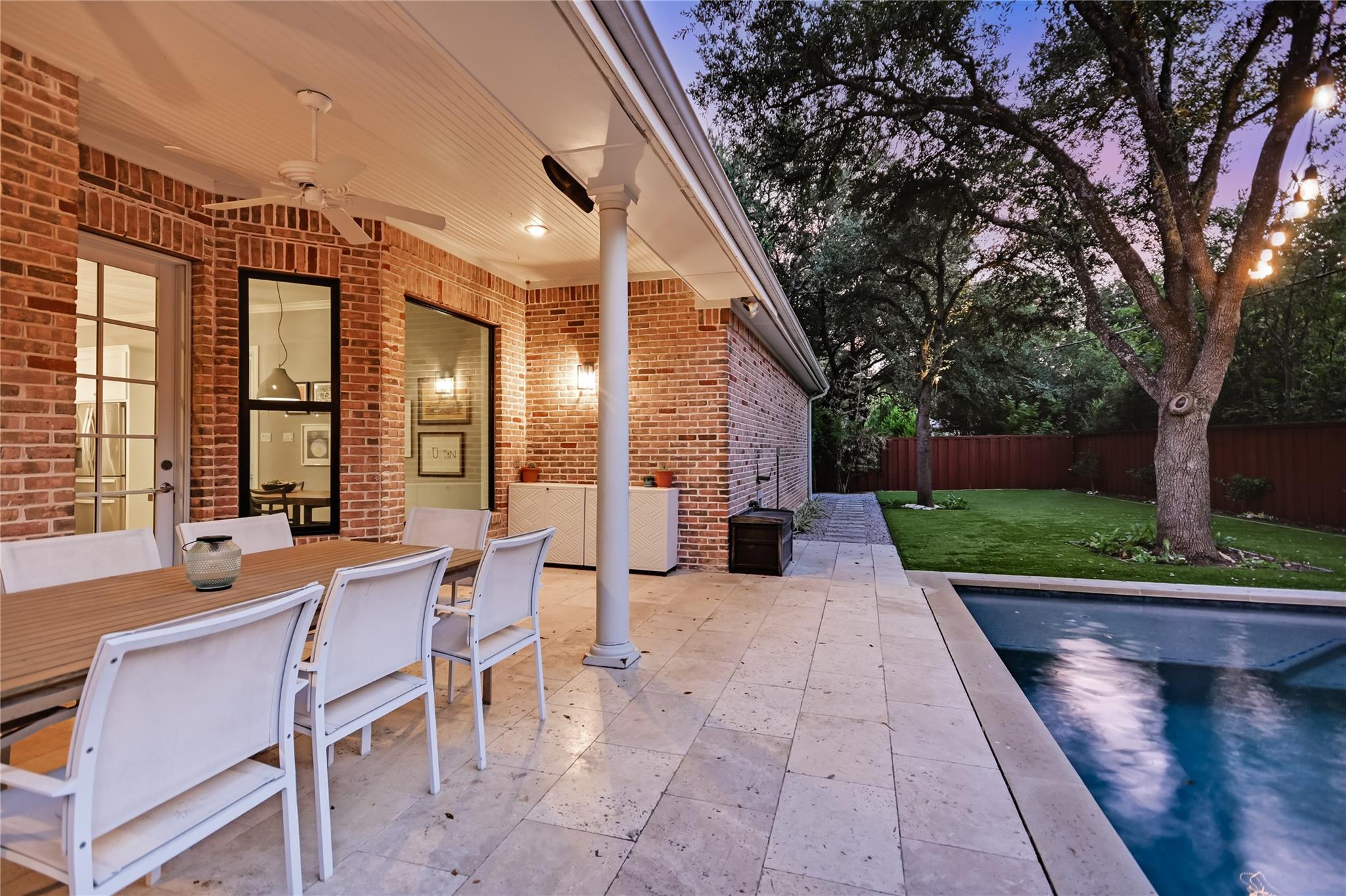 1208 Grosvener CT