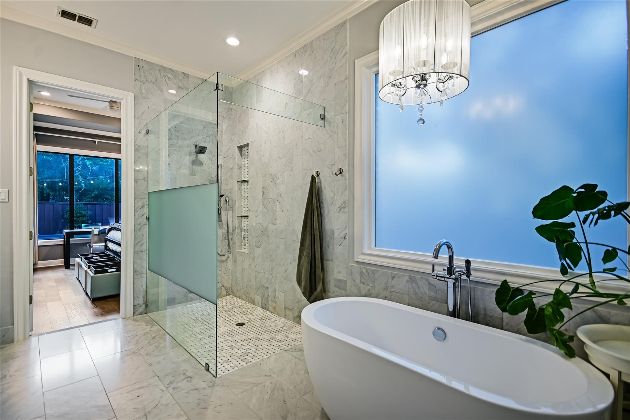 1208 Grosvener CT