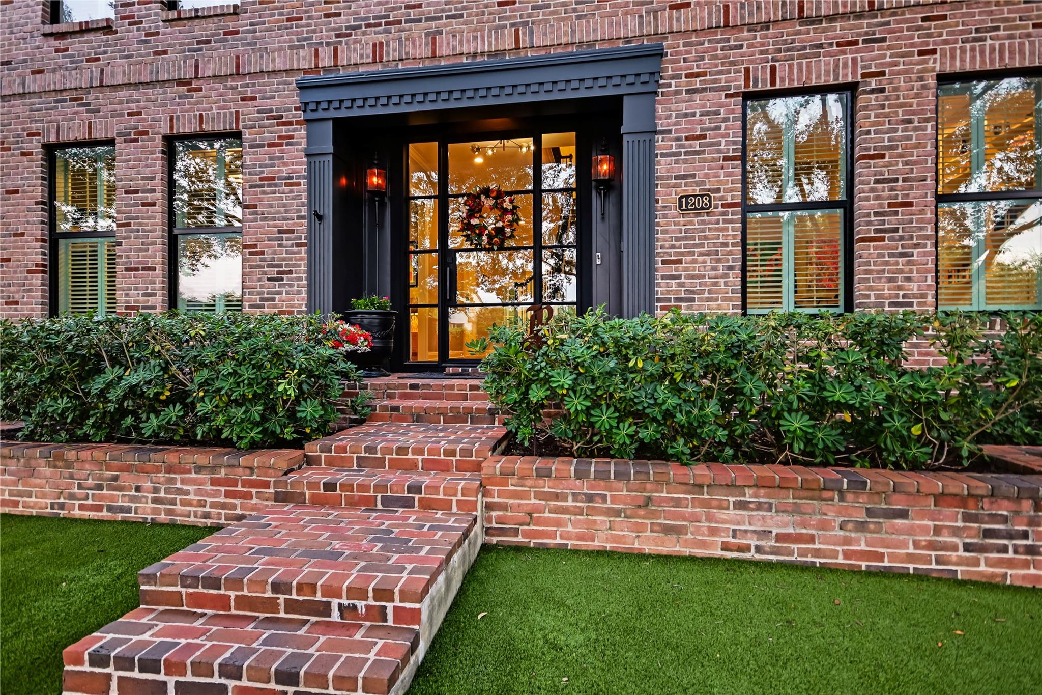 1208 Grosvener CT