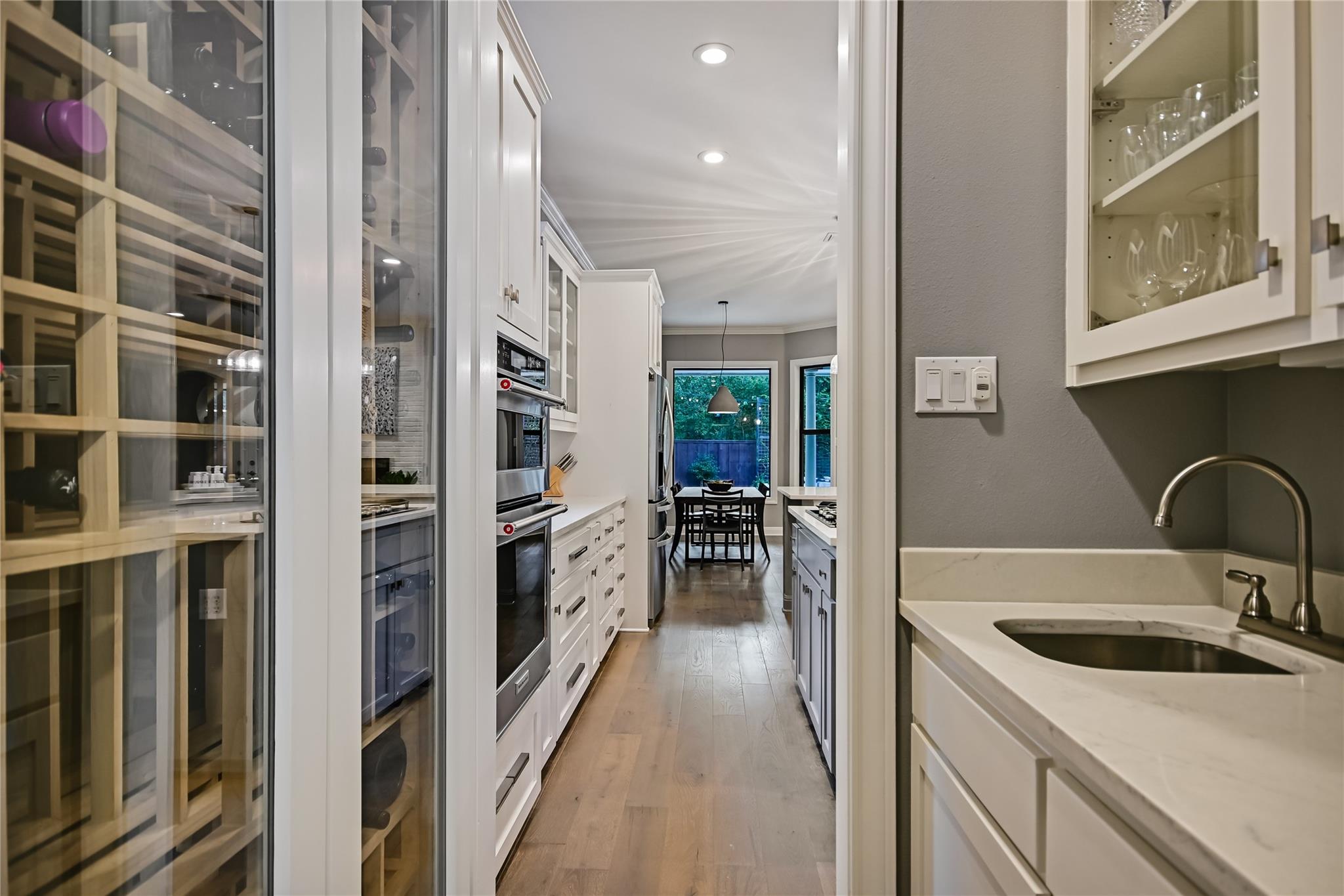 1208 Grosvener CT
