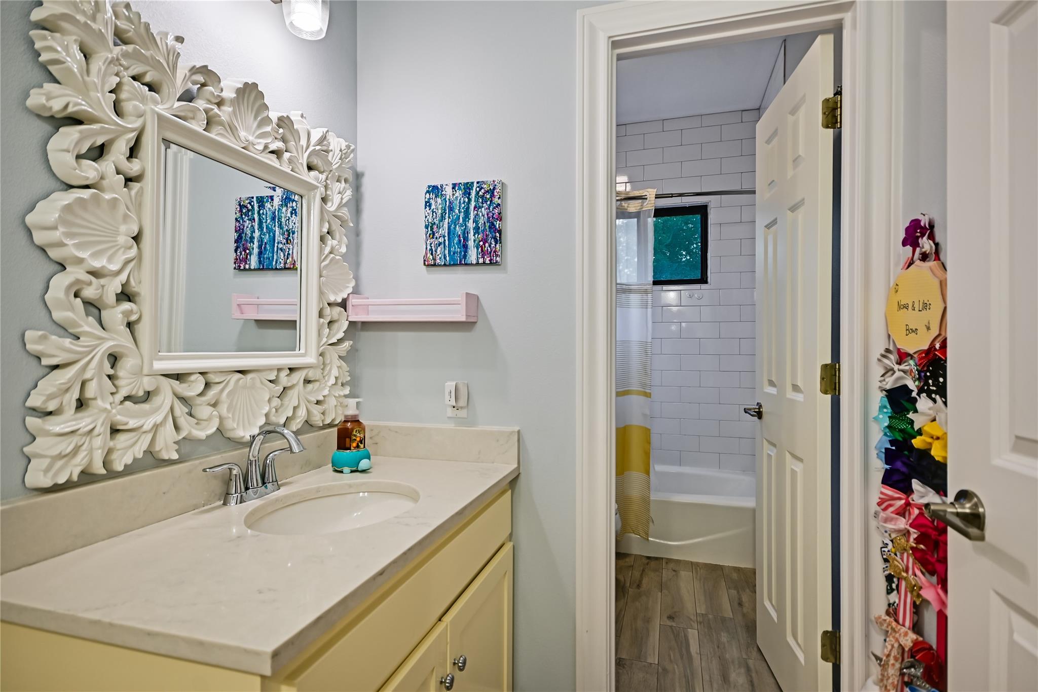 1208 Grosvener CT