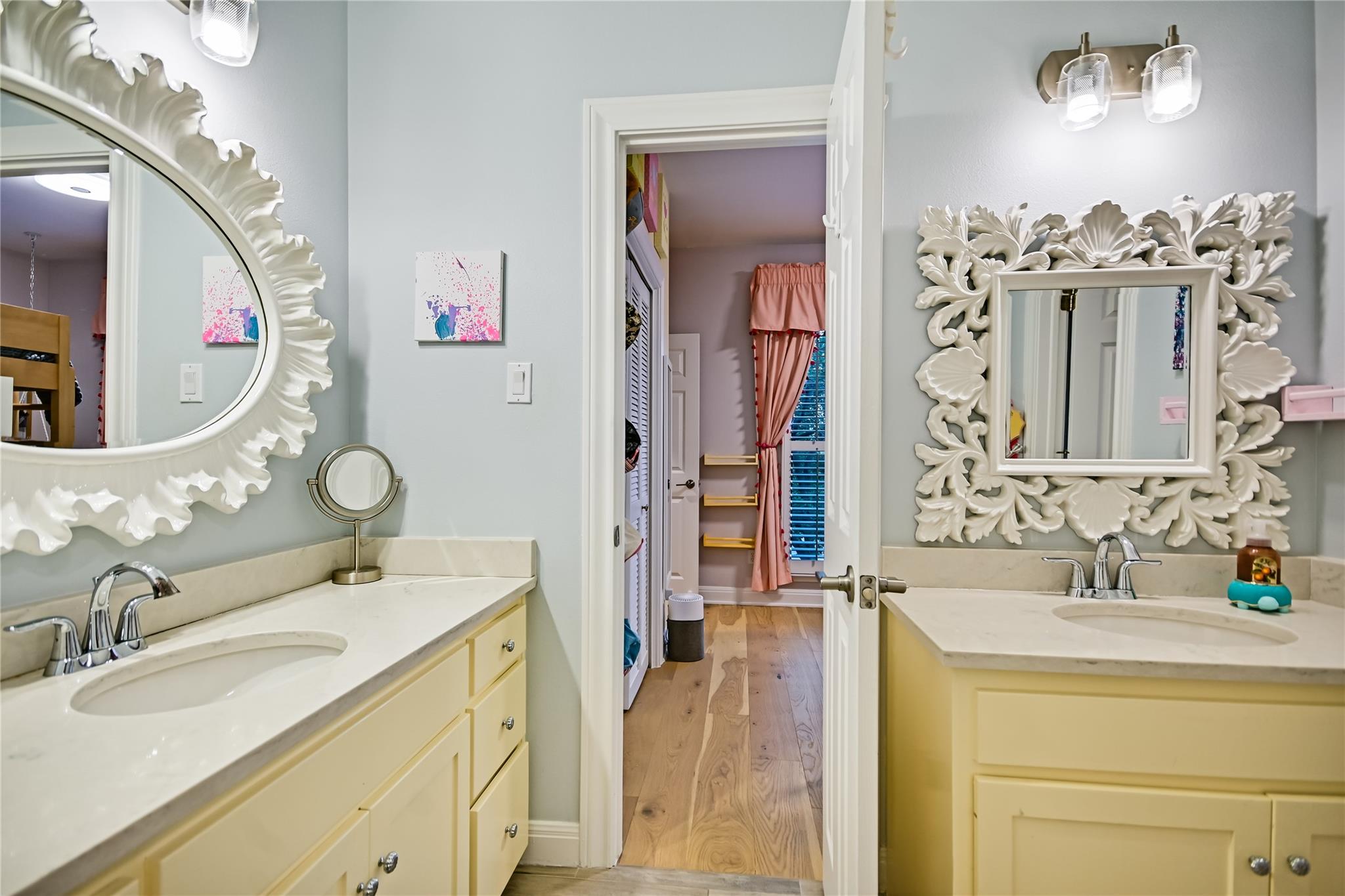 1208 Grosvener CT