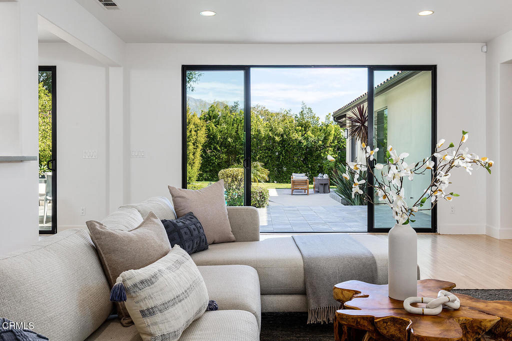 5186 La Canada Boulevard