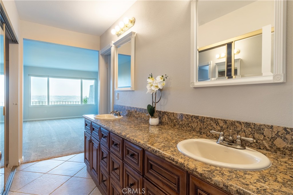 818 W Highpoint Drive