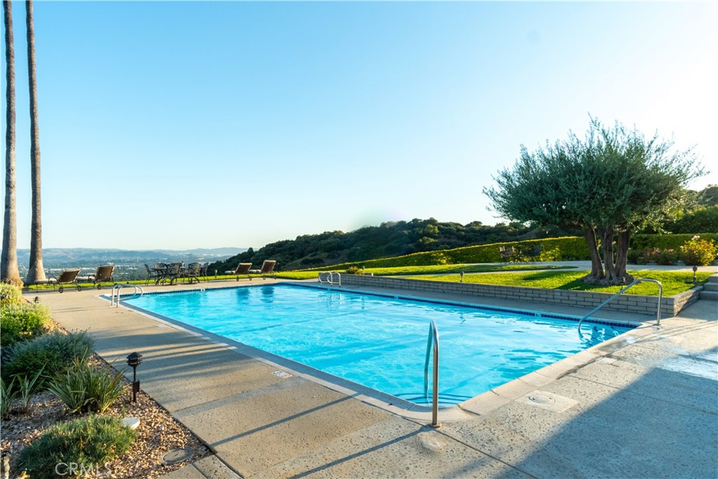 818 W Highpoint Drive