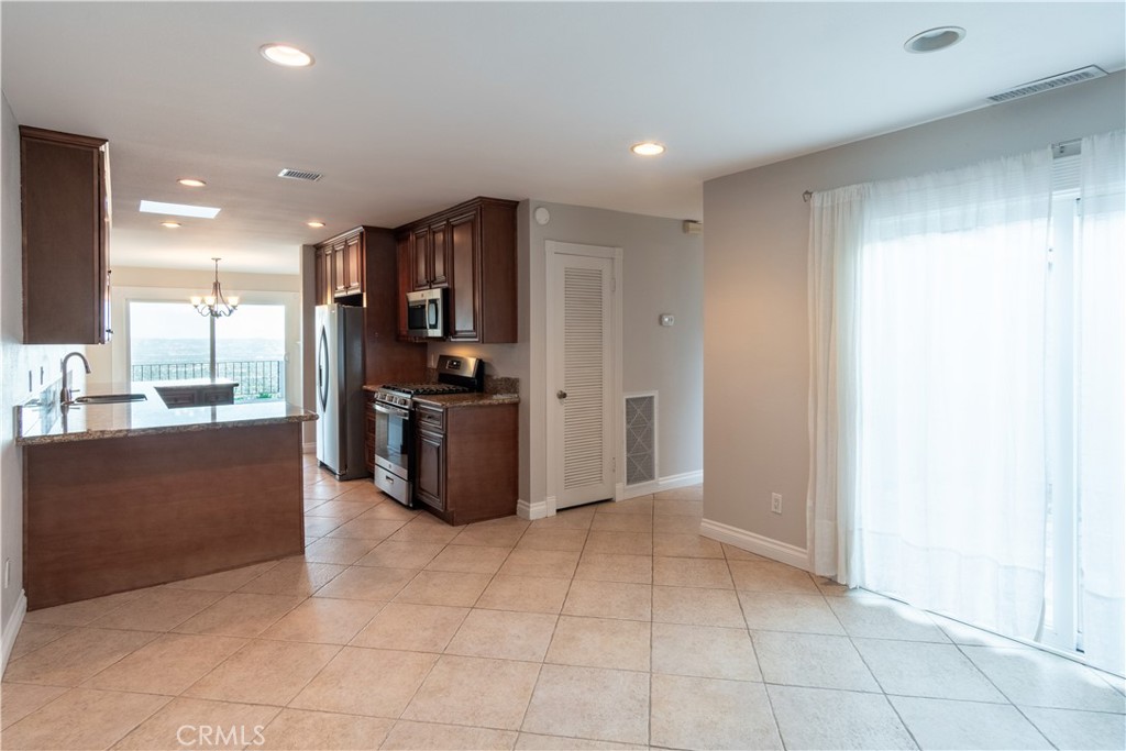 818 W Highpoint Drive