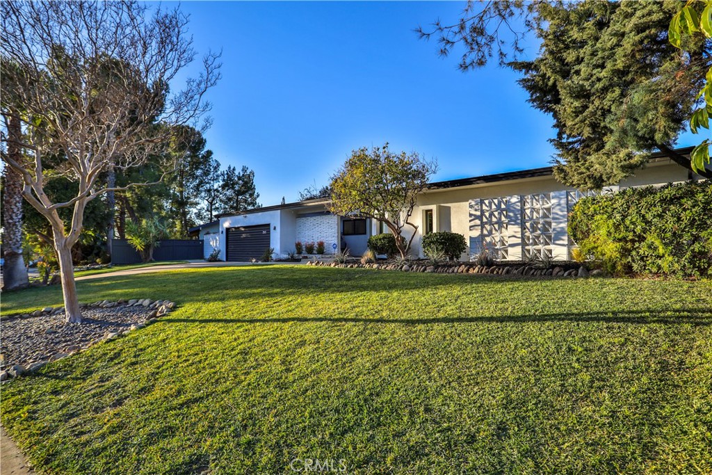 253 W Monterrey Drive