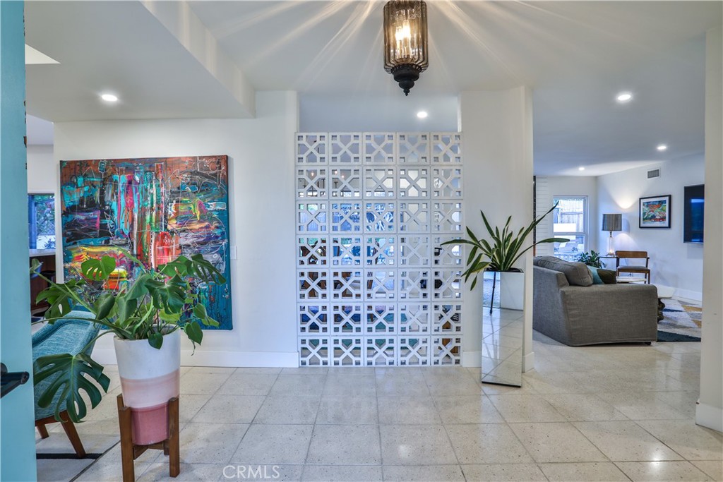 253 W Monterrey Drive