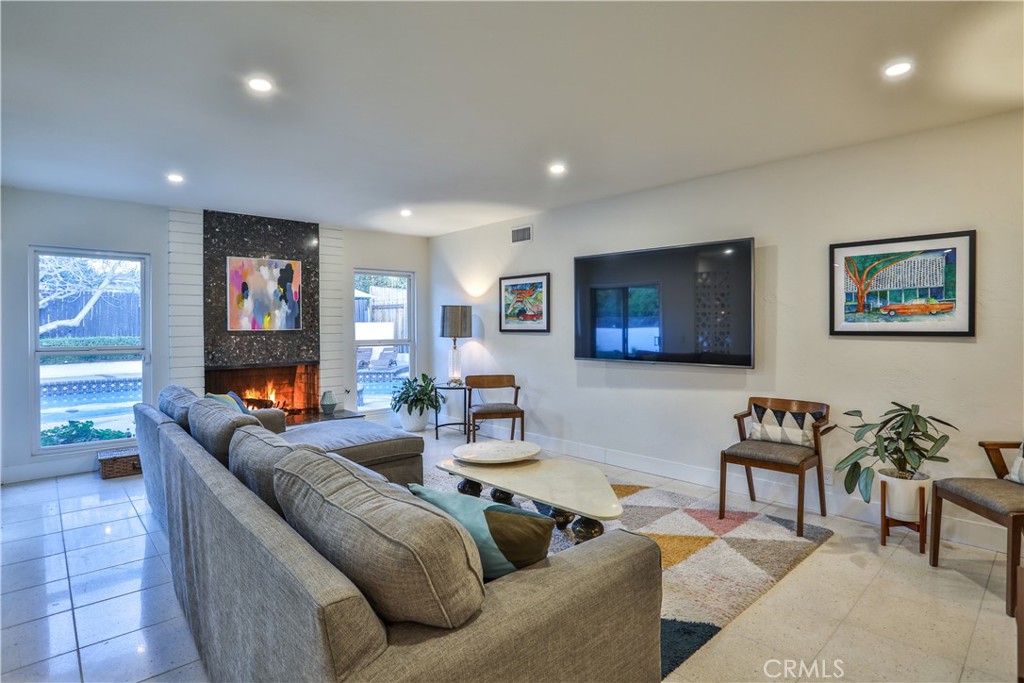 253 W Monterrey Drive