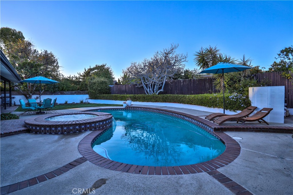 253 W Monterrey Drive