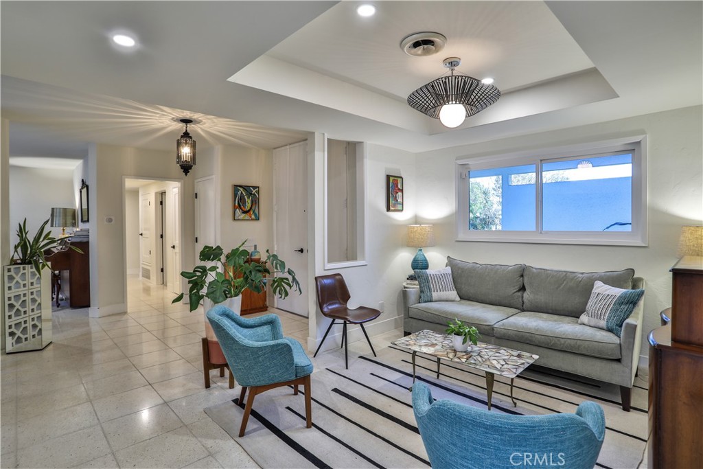 253 W Monterrey Drive