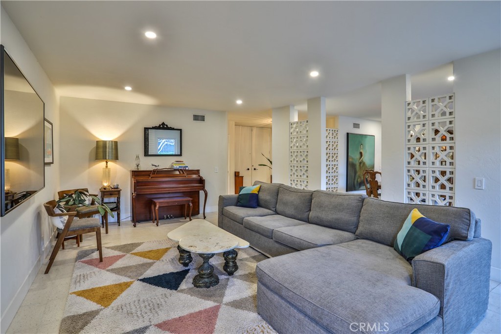 253 W Monterrey Drive