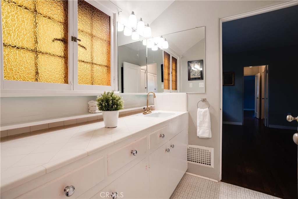 425 W 10th Street
