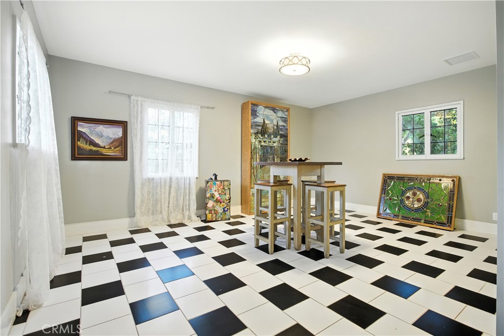 425 W 10th Street