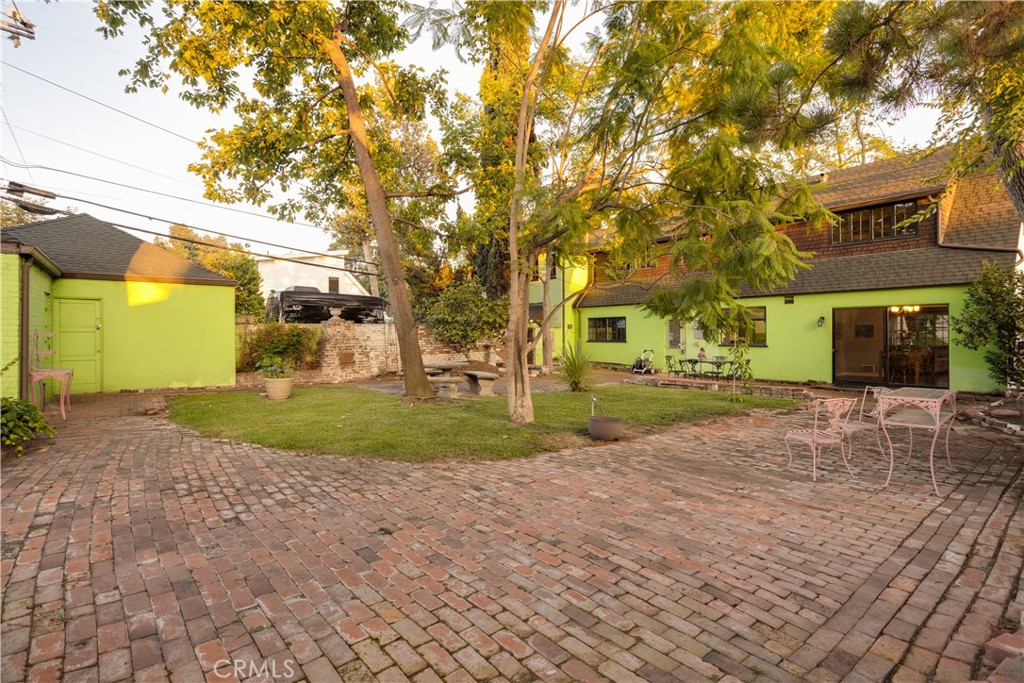 425 W 10th Street