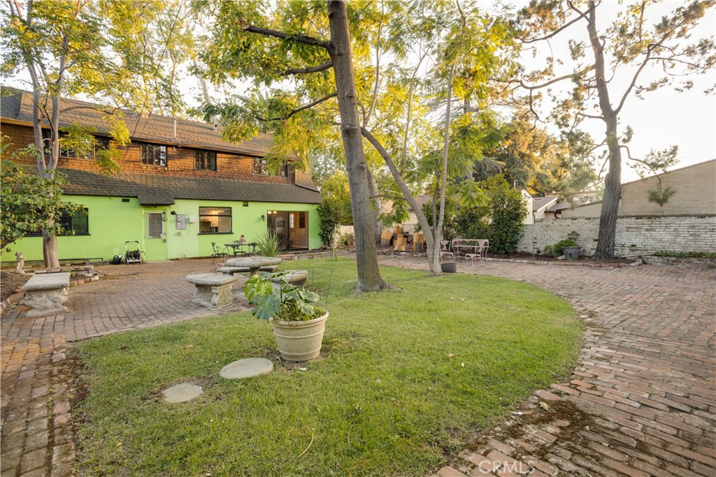 425 W 10th Street