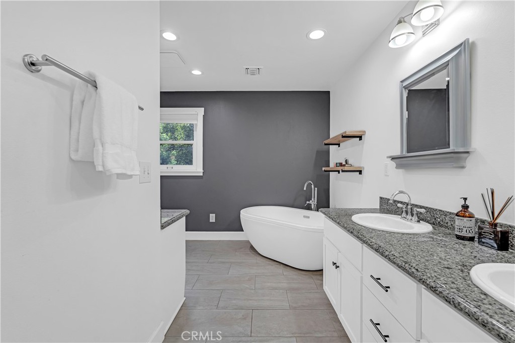 464 W 8th Street