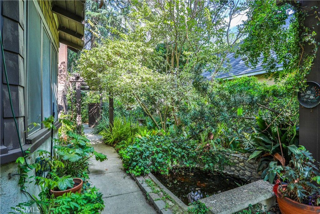 845 N Indian Hill