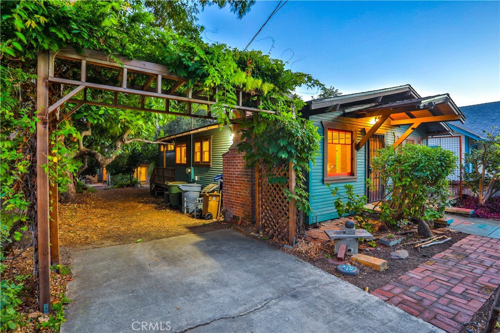 336 W 8th Street