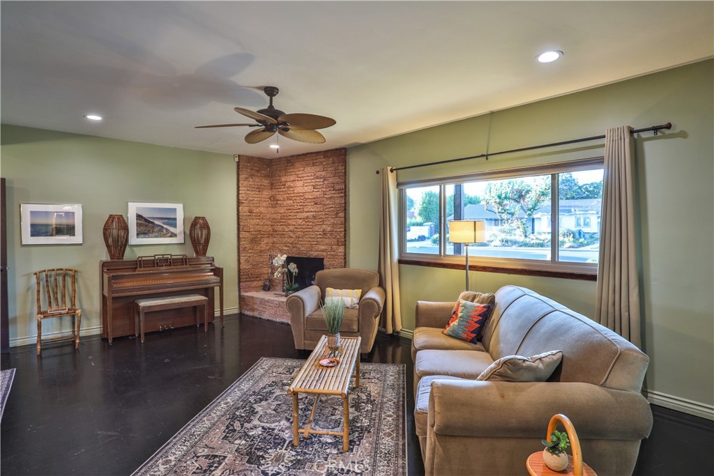 846 W 10th Street