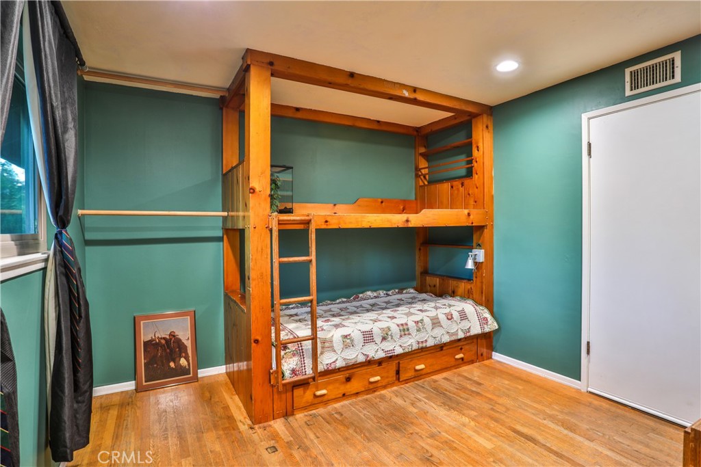 846 W 10th Street