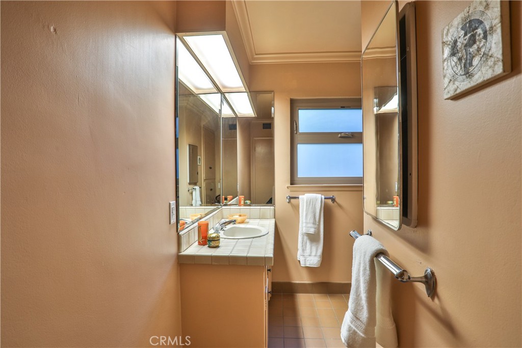 846 W 10th Street