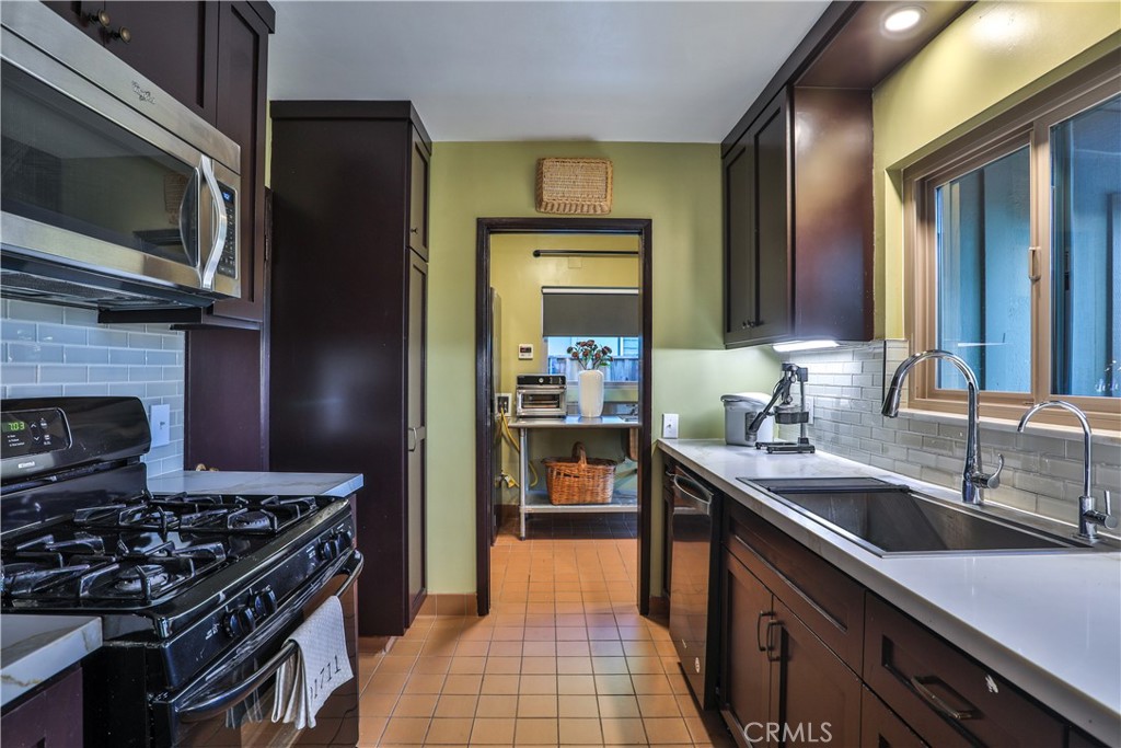 846 W 10th Street