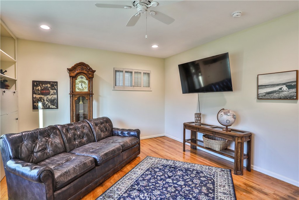 846 W 10th Street