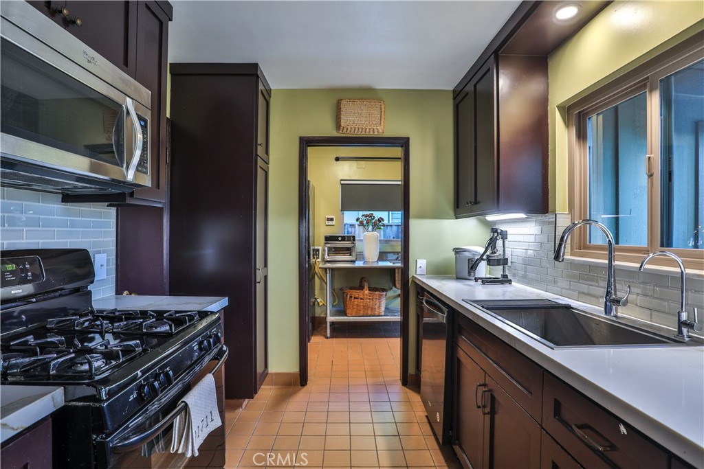 846 W 10th Street