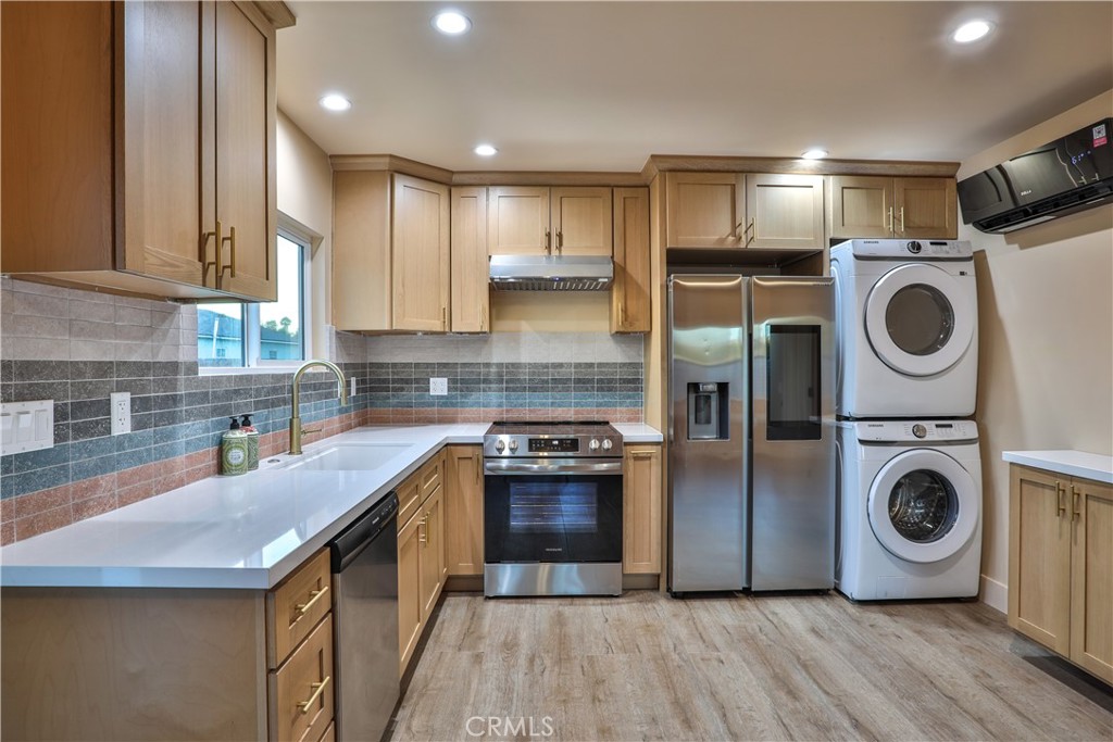 664 N 8th Avenue
