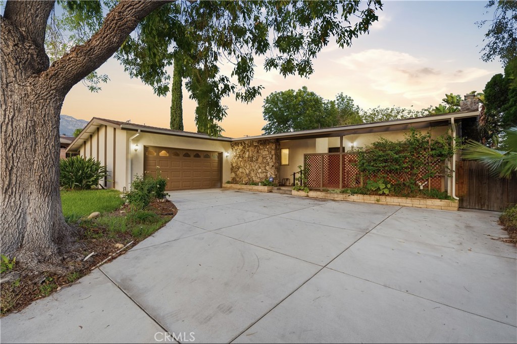 1386 N Tulare Way