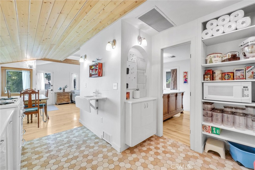 319 W 6th Street