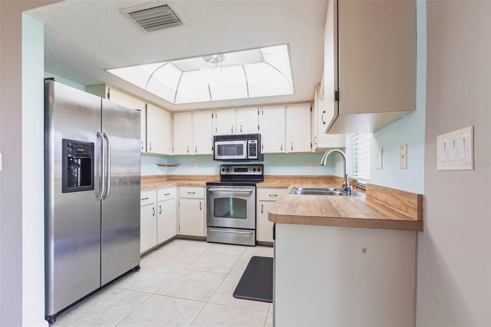 1049 PRESQUE ISLE DR