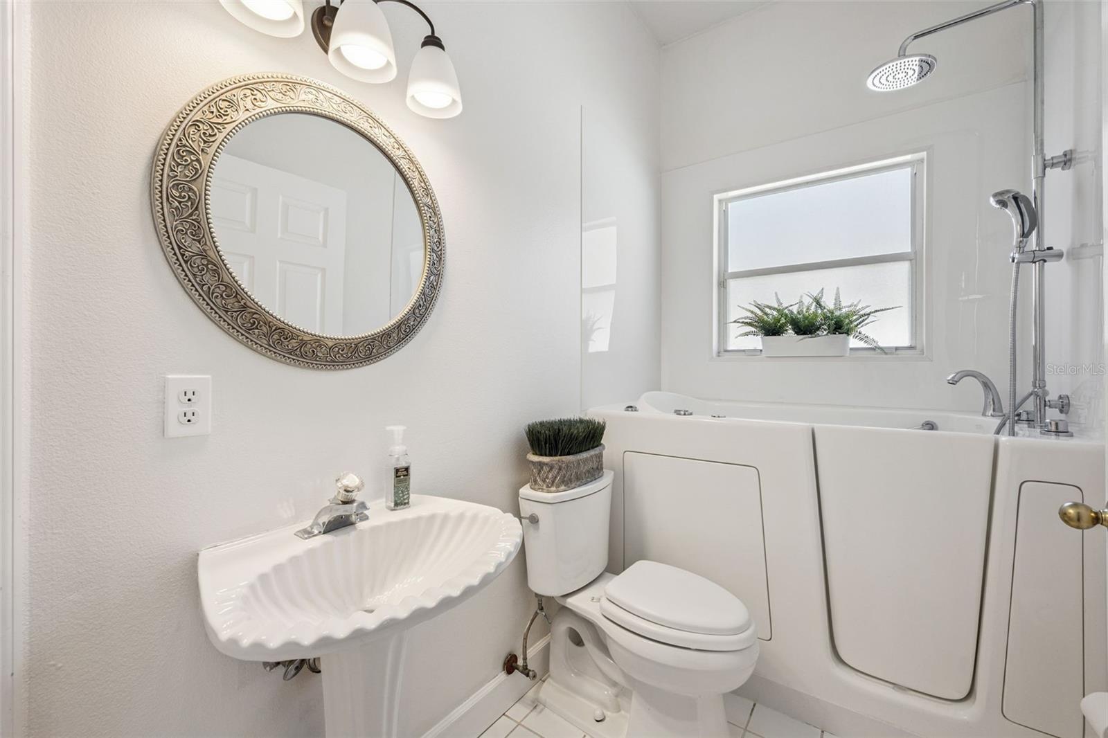 8072 CANYON LAKE CIR