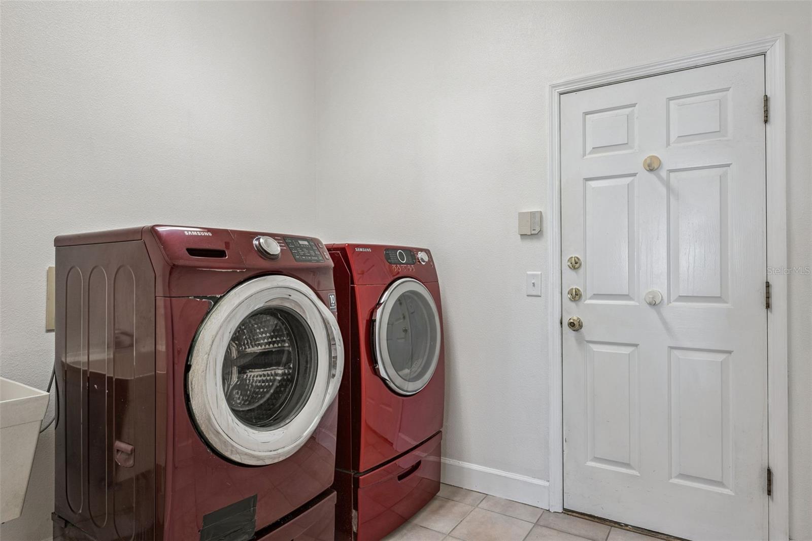 8072 CANYON LAKE CIR