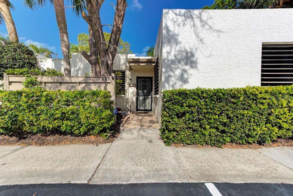597 LAKESIDE DR