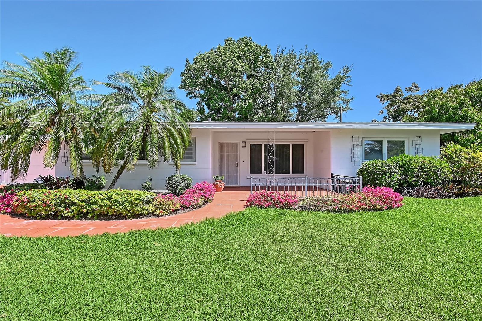 2425 CALAMONGA LN