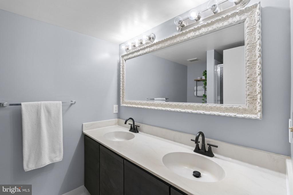 1 ELPHIN COURT 301
