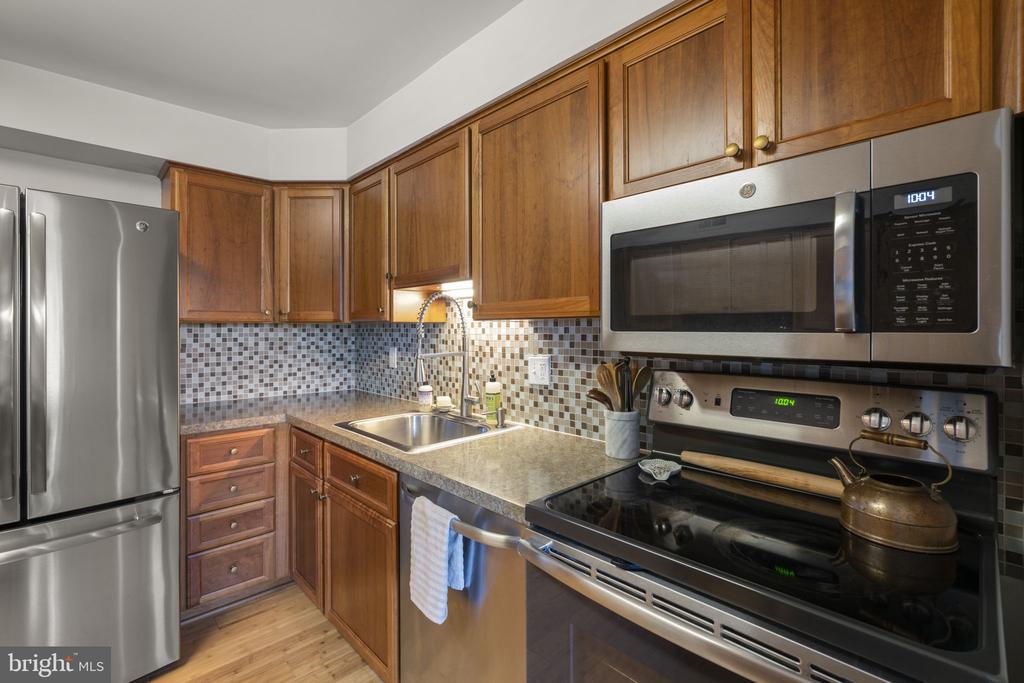 1 ELPHIN COURT 301