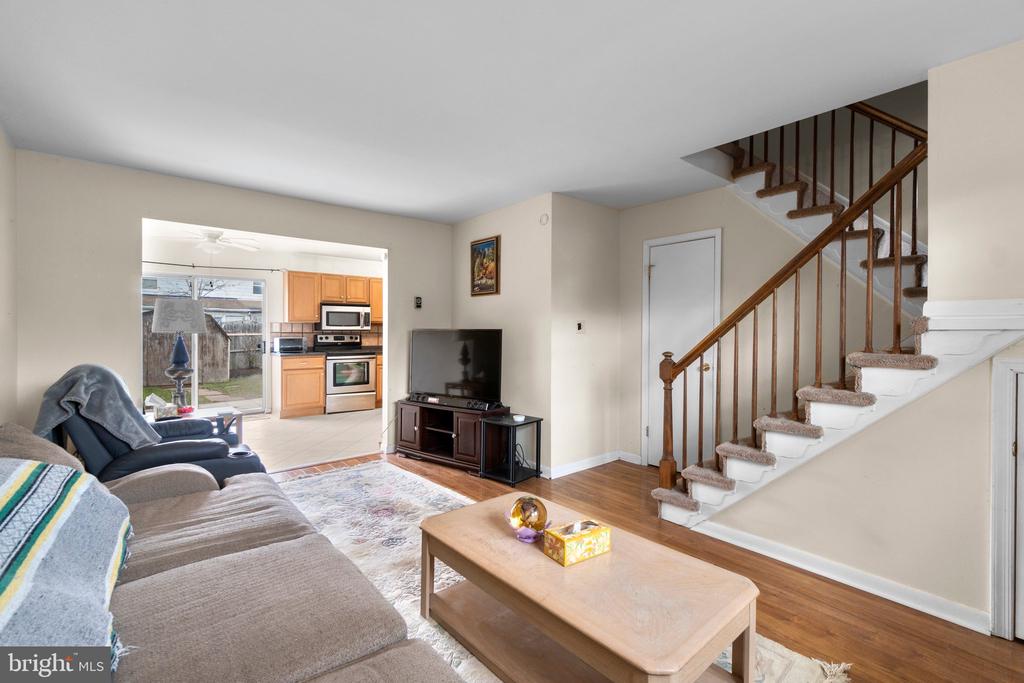 102 Carnival Dr